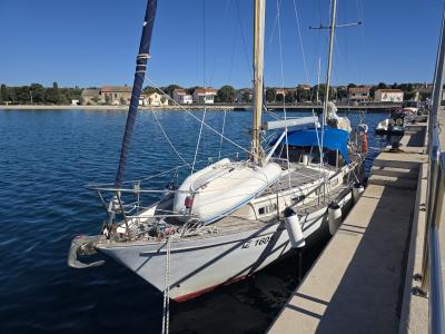 Privezana barka na Olibu